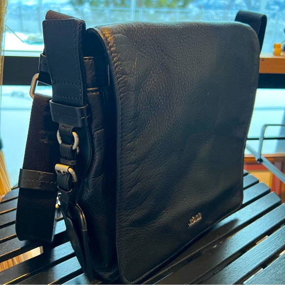 Hugo Boss Other - Hugo boss leather message bag